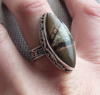 Zilveren ring met marquise Septaria in bewerkte setting 18 mm
